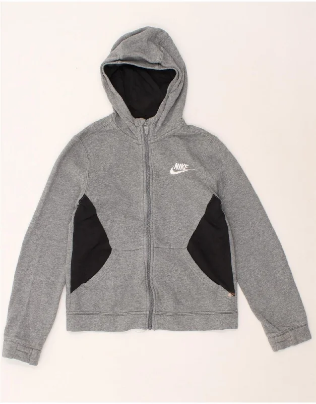 NIKE Boys Graphic Zip Hoodie Sweater 10-11 Years Medium Grey Colourblock Hoodie with Contrast Stitching Detailed Premium NIKE Boys Graphic Zip Hoodie Sweater 10-11 Years Medium Grey Colourblock Hoodie with Contrast Stitching Detailed Premium